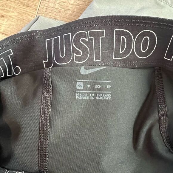 Nike Flex Essential 2-in-1 Women's Training
Shorts Gray/Black size xs - Picture 2 of 9